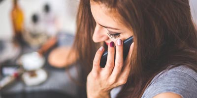 woman-communicating-mobile-phone-400x200
